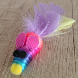 juguete ratita con plumas para gatos