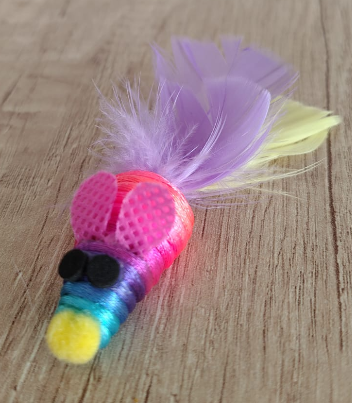 juguete ratita con plumas para gatos